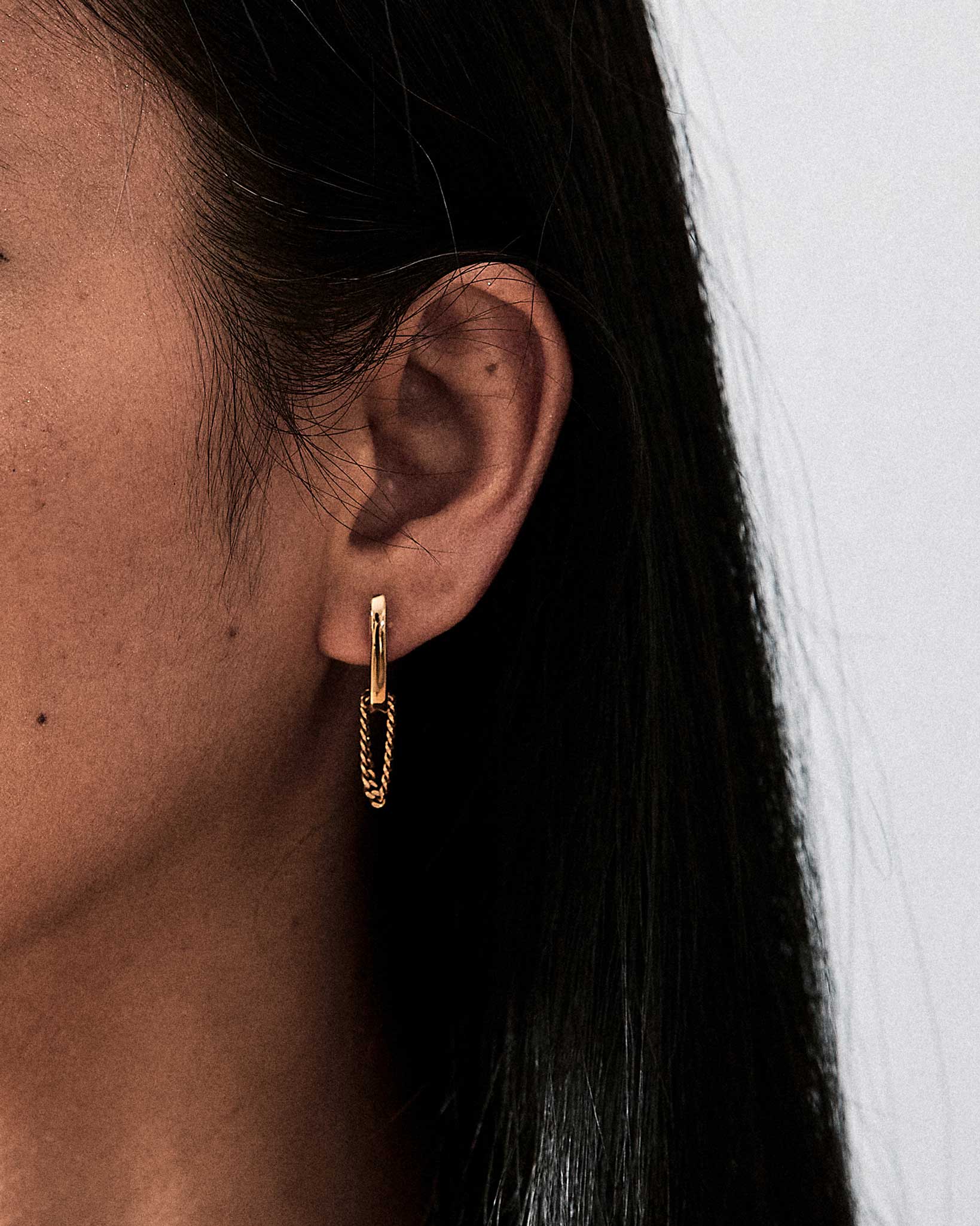 Nuance Chain Huggie Earring 18k Gold