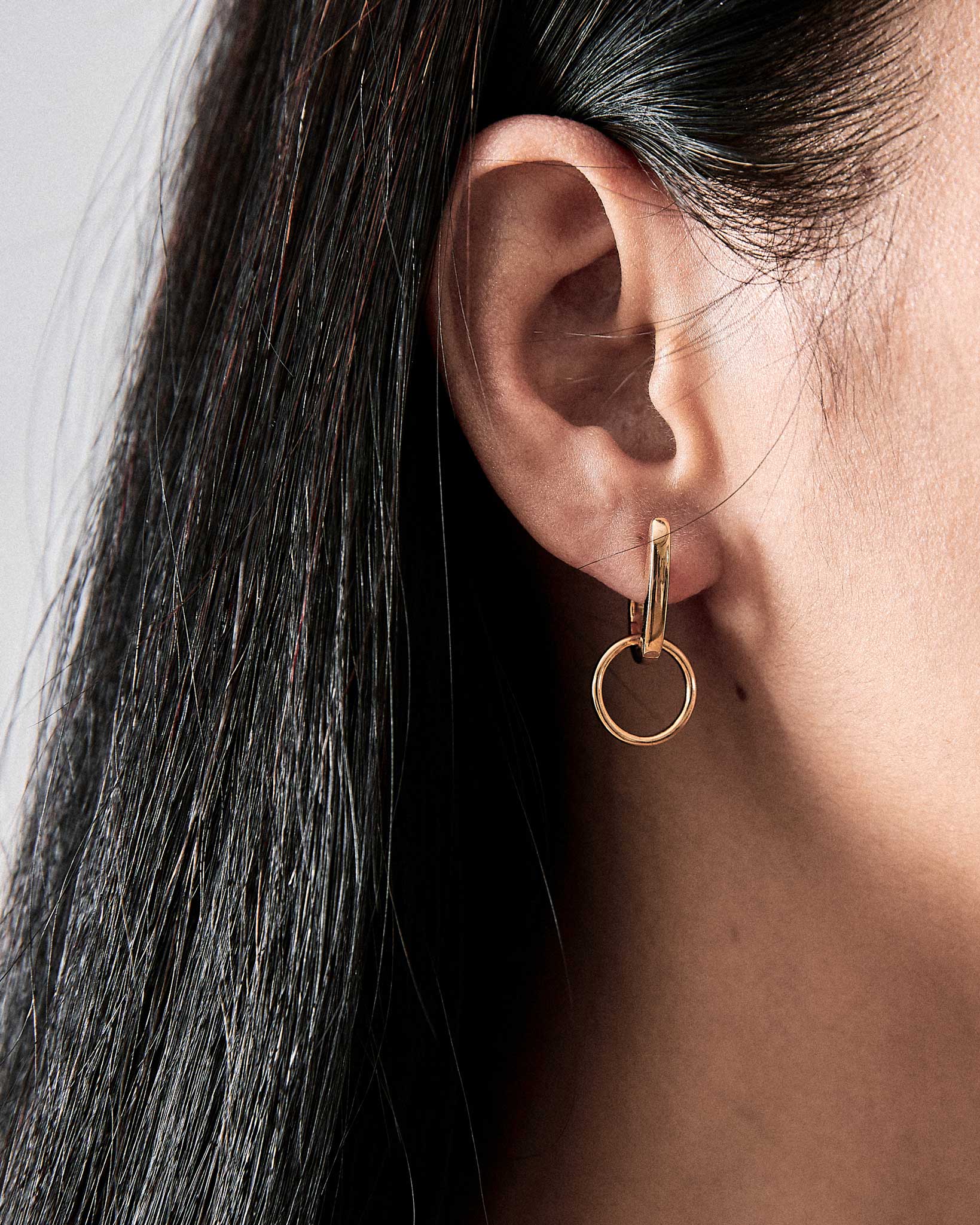 Nuance Hoop Huggie Earring 18k Gold