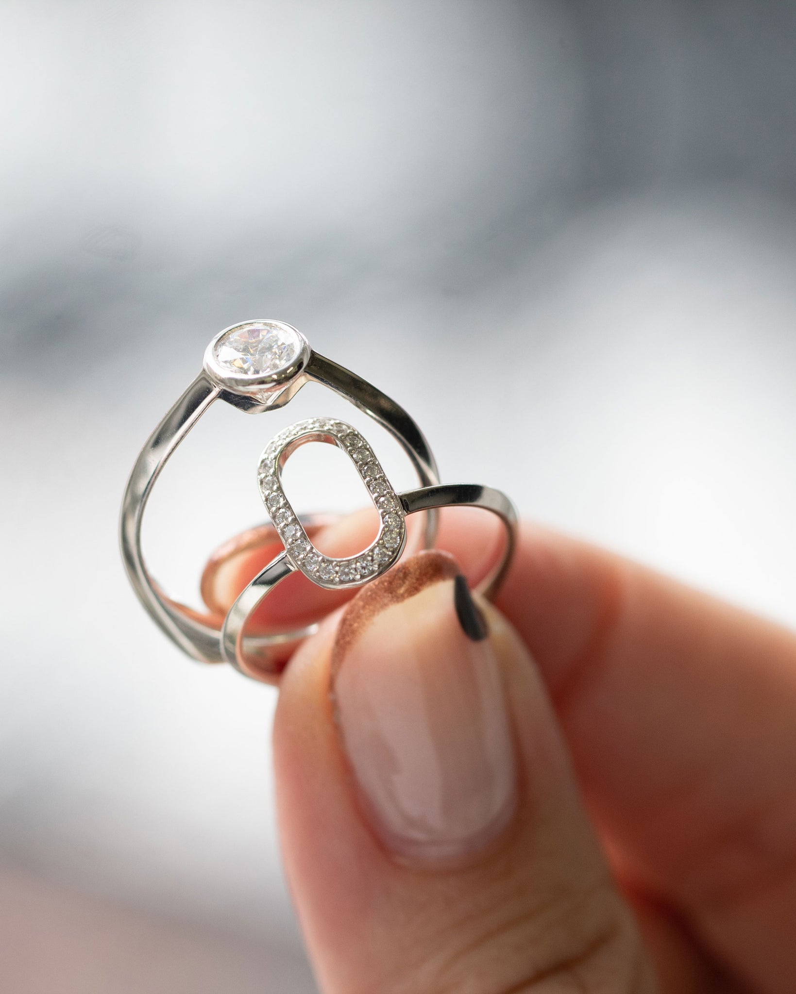 Acoustic + Oval Outline Wedding Ring Set